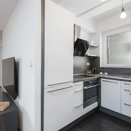 Eli Spacious With Old Town View, Parking & Ac דירה