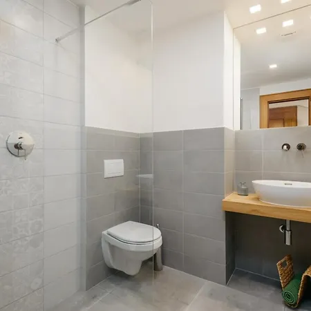 公寓 Eli Spacious With Old Town View, Parking & Ac