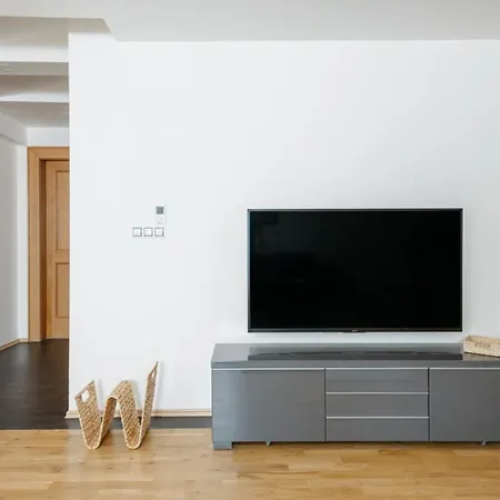 Lejlighed Eli Spacious With Old Town View, Parking & Ac