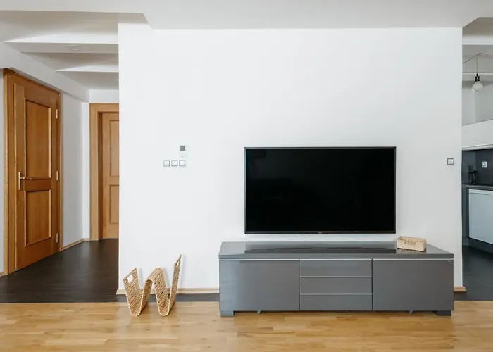 Apartment Eli Spacious With Old Town View, Parking & Ac