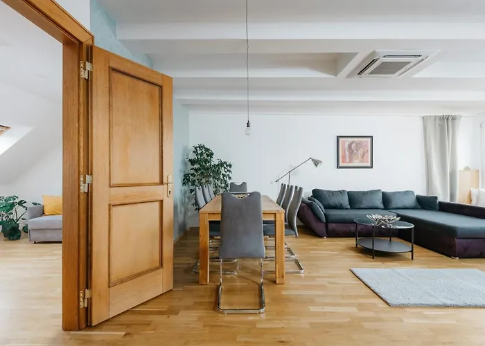Eli Spacious With Old Town View, Parking & Ac