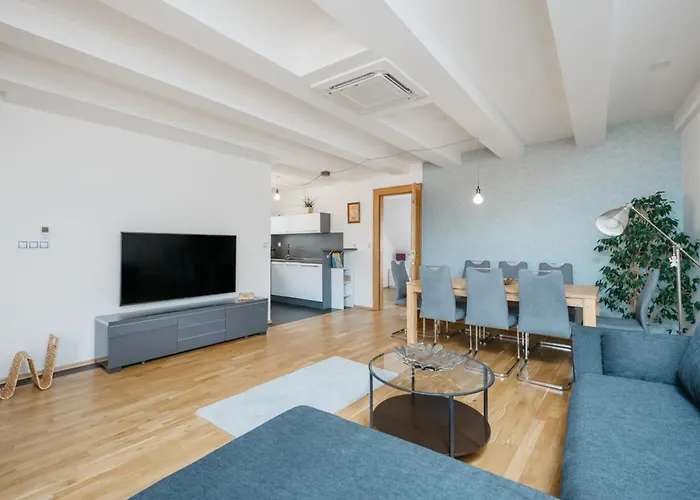 Eli Spacious With Old Town View, Parking & Ac *