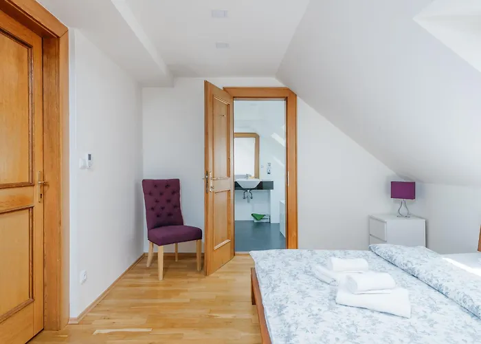 Eli Spacious With Old Town View, Parking & Ac
